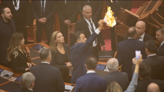 Rithemelimi ndezi zjarr në Kuvend, Braçe: Krimi më i rëndë kushtetues në vend! Nuk e ka bërë as fashizmi gjatë pushtimit, të marrin përgjigjie penale