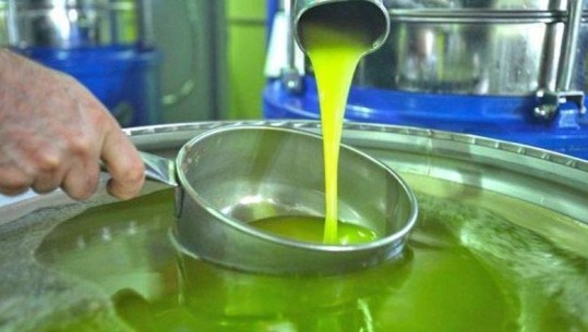 Njëmbëdhjetë arrestime në Spanjë dhe Itali për vaj ulliri të falsifikuar, sekuestrohen 5200 litra vaj dhe 91 mijë euro