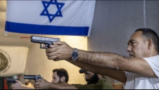 Rreth 260 mijë izraelitë kanë aplikuar për leje për armëmbajtje që nga 7 tetori