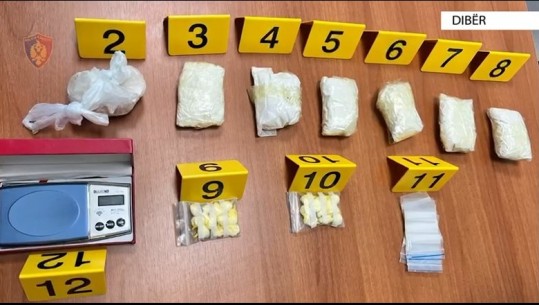 VIDEO/Tentoi të trafikonte 710 gr kokainë në Maqedoninë e Veriut, arrestohet 59 vjeçari në Peshkopi! Shpërndante drogë edhe pranë shkollave (EMRI)