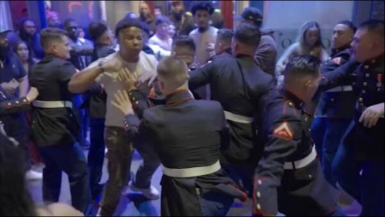 VIDEO/ Marinsat përleshje me civilët në një klub nate në Teksas