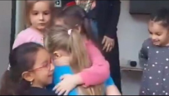 VIDEO/ Momenti prekës kur 5-vjeçarja izraelite rikthehet në kopsht pas lirimit nga Hamasi