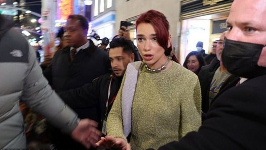 FOTOT/ Fansat në Nju Jork të çmendur pas Dua Lipës, këngëtarja mbrohet nga forca të shumta sigurie