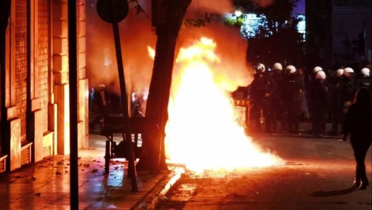 15 vite nga vrasja e studentit në Greqi, mijëra qytetarë marshojnë në rrugët e Athinës dhe Selanikut! 'Betejë' me zjarre me policinë