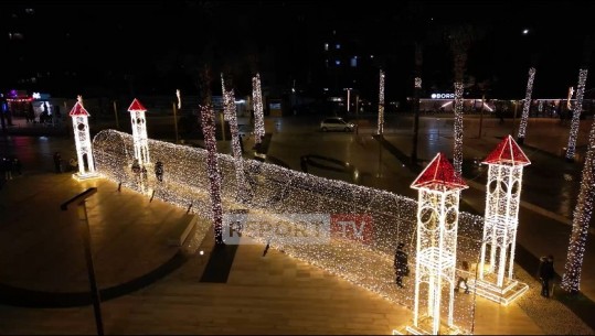 VIDEO/ Durrësi ndez dritat e festave, qyteti ‘vishet’ me dekorin festiv!