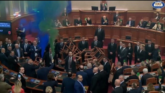 Tymuese dhe kapsolla në Kuvend, komisariati nr.1 bën kallëzim në SPAK! Deputetët e Bardhit dhe Berishës akuzohen për ‘shkatërrim prone’