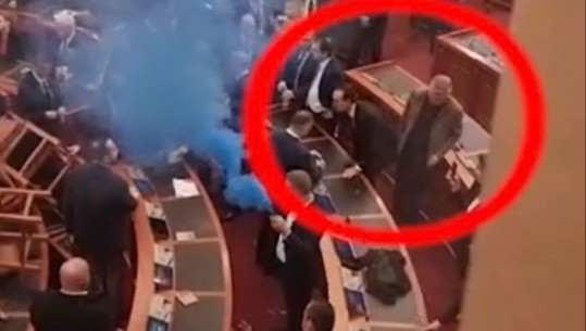 FOTO/ Si u futën në Kuvend tymueset, deputeti Luan Baçi i nxjerr nga çorapet