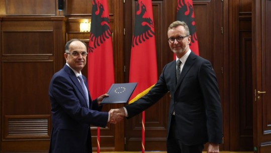 Ambasadori i Bashkimit Evropian në Shqipëri, Silvio Gonzato, i dorëzon letrat kredenciale Presidentit Begaj