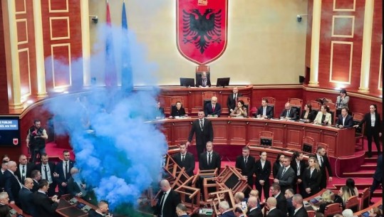 Ideologjia, Shqipëria, kaosi politik në mes