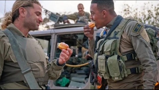 VIDEO/ Ushtarët izraelitë shënojnë fillimin e Hanukkah me muzikë dhe ëmbëlsira