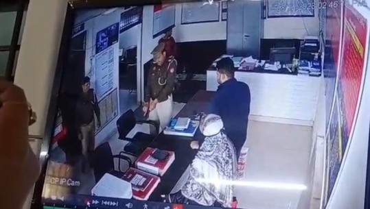 VIDEO/ E rëndë! Gruaja shkon të rinovojë pasaportën, qëllohet në kokë me armë nga oficeri i policisë