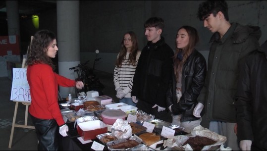 Njihuni me adoleshentët që shesin ëmbëlsira për të ndihmuar fëmijët në nevojë! Dea dhe grupi i saj me stendë te parkingu i i sheshit Skëndërbej në Tiranë