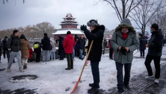 Bora mbulon Kinën veriore! Bllokohen rrugët, mbyllen shkollat ​​dhe pezullohet shërbimi i trenit