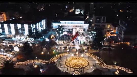 Dhjetori i festave, Pogradeci ka ndezur dekorin e festave të fundvitit, video magjike nga qyteti