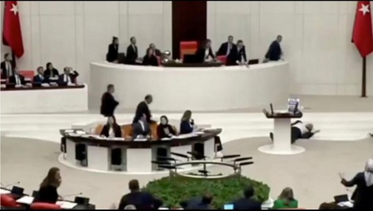 Po kritikonte qeverinë për qëndrimin e mbajtur në luftën në Gaza, deputetit turk i bie të fikët gjatë fjalimit