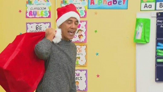 VIDEO/ Obama befason fëmijët, vishet si babagjysh dhe u shpërndan atyre dhurata 