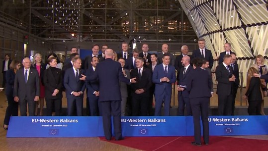 VIDEOLAJM/ Rama 'dirigjon' para  liderëve të BE në foton familjare, momente gazmore gjatë samitit në Bruksel