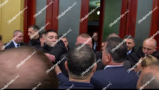 Flamur Noka përplaset fizkisht me punonjësit e gardës