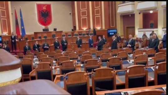 Deputetët e opozitës përplasen me Gardën jashtë, ja çfarë ndodh në ambientet e brendshme të Parlamentit