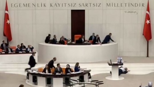VIDEO/ Pësoi atak kardiak gjatë fjalimit në parlament, humb jetën deputeti turk