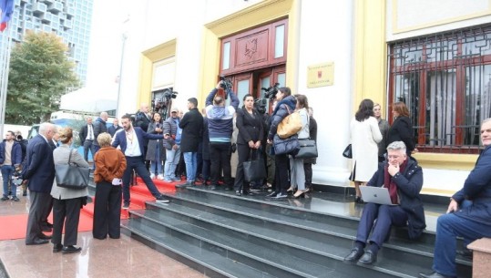 FOTOLAJM/ Deputetët e përjashtuar të Rithemelimit përplasen me gardën, Agron Gjekmarkaj me laptop gjen frymëzimin në shkallët e Kuvendit
