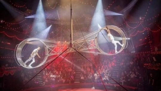 VIDEO/ Britani, akrobati rrëzohet nga 10 metra lartësi gjatë shfaqjes së cirkut