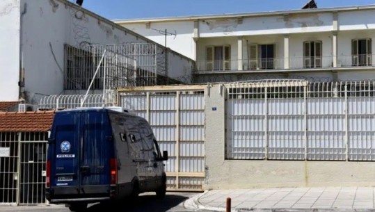 Panik në burgun e Koridallos: I burgosuri shqiptar goditet me thikë! Shokët e qelisë sulmojnë autorin