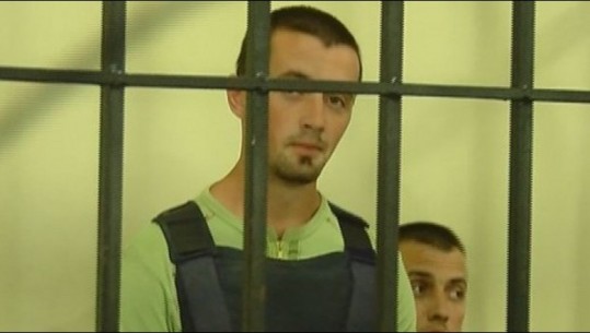 Vrasja në burgun e Peqinit, detaje: Sokol Mjacaj qëlloi drejt Arben Lleshit, Indrit Shaqja i doli në krah për ta mbajtur, mbeti i plagosur! Ministria: Autori po merret në pyetje