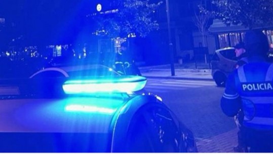 Kërcënoi me gurë policët që e kapën duke vjedhur kabllot e energjisë elektrike të pallatit, arrestohet 29 vjeçari në Elbasan