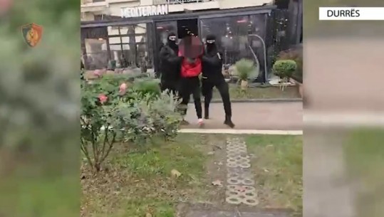 Kërcënoi shqiptaro-amerikanin se do ta vriste nëse nuk i jepte 5 mijë euro, dalin pamjet e arrestimit të 25 vjeçarit në Durrës! U kap brenda lokalit
