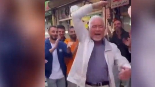 VIDEO/ Irani arreston 70-vjeçarin pasi kërceu dhe këndoi në publik! Të rinjtë iranianë inskenojnë videon në shenjë proteste