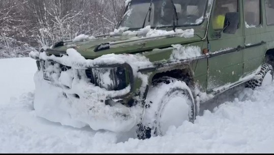 Trashësia e dëborës deri në një metër, bllokohen rrugët në fshatin Rovje të bashkisë Gramsh