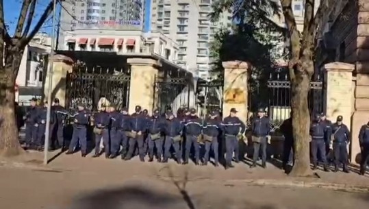 VIDEO/Berisha thërret protestë ndërsa Këshilli i Mandateve do shqyrtojë kërkesën për arrestimin e tij, policia 'blindon' kryesinë e Kuvendit