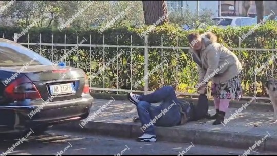 VIDEOLAJM/ Shkodër, 40 vjeçari qëllohet me 4 plumba tek 'Dollari', lypsja me qenin i saj i qëndrojnë pranë, i shtrëngon dorën! Të tjerë shohin 