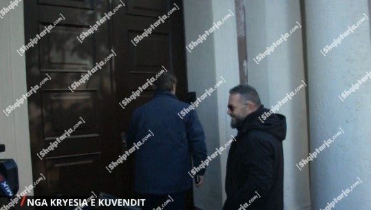 VIDEO/ SPAK kërkon arrestimin e Berishës, Enkelejd Alibeaj shkon në Këshillin e Mandateve, shikoni nga hyri