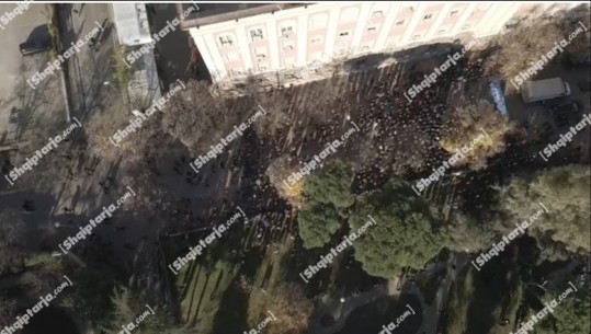 Report Tv sjell pamjet me dron, edhe militantët braktisin Sali Berishën në protestën para Kuvendit! Nuk iu bashkuan as Bardhi e Meta