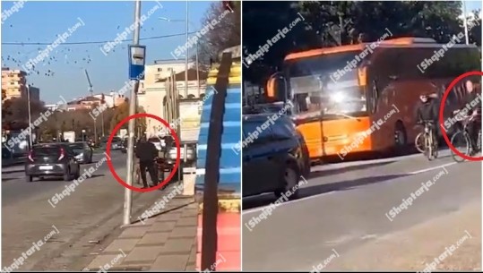 Report Tv siguron VIDEO/ Momenti kur autori që plagosi 40-vjeçarin në Shkodër largohet i qetë me biçikletë