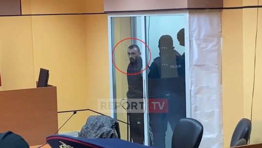 Report Tv sjell pamjet, Sokol Mjacaj brenda ‘kafazit’ të qelqtë në gjykatë, i rrethuar nga efektivë policie