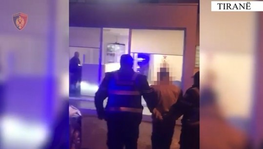 Qëlloi me kallashnikov në ajër pranë banesës së të afërmve të tij, arrestohet 27 vjeçari në Tiranë (EMRI)