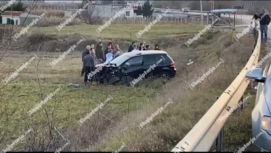 VIDEO/ Aksident në aksin Pogradec-Korçë, makina del nga rruga dhe përfundon në arë