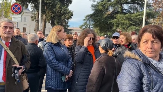 VIDEO/ Babai drejt arrestimit për aferën Partizani, Argita Berisha i bashkohet protestës para Kuvendit