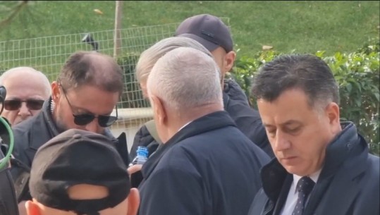 VIDEOLAJM/  Kuvendi i hapi rrugë arrestimit, Berisha bëhet për ujë të ftohtë