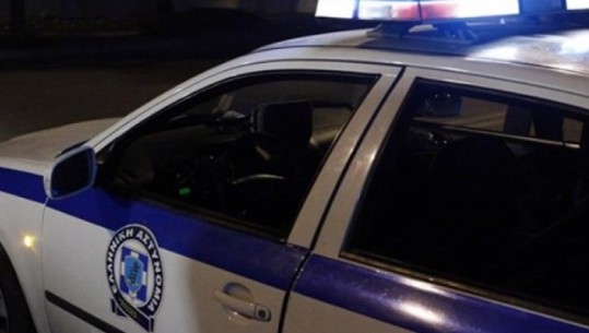Sherr mes shqiptarëve dhe një grupi të komunitetit rom në Greqi, plagoset një efektiv policie