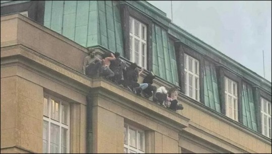 FOTO/ Sulmi në universitetin e Pragës, studentët fshihen në parvazin e një ndërtese