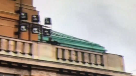 VIDEO/ Masakra në universitetin e Pragës, momenti kur autori qëllon nga ballkoni i godinës