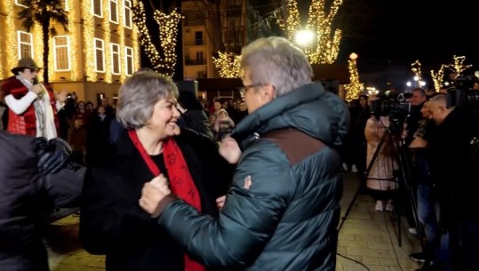 VIDEO/ Atmosfera festive në Shkodër, kryebashkiaku Benet Beci dhe bashkëshortja vallëzojnë në shesh me qytetarët