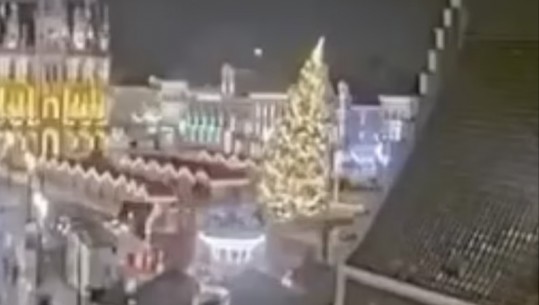 VIDEO/ Moment i tmerrshëm! Rrëzohet pema e Krishtlindjes në Belgjikë dhe zë poshtë një 63-vjeçare! Gruaja ndërron jetë, 2 të tjerë plagosen