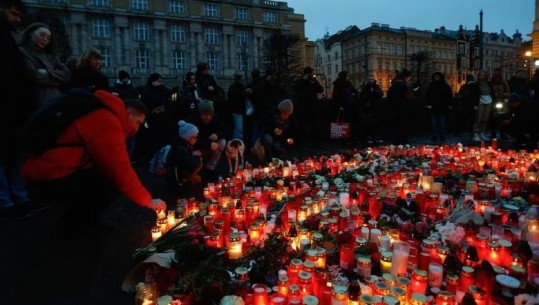 Zi në Çeki, bien këmbanat dhe flamujt ulen në gjysmështizë! Katër të arrestuar për rrezik imitimi të sulmit të së enjtes
