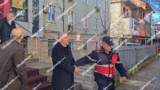 10 mijë lekë ryshfet për të lëshuar vërtetime false për pajisje me dokumente bullgare, lihet në burg vëllai i kryebashkiakes së Bulqizës dhe një tjetër zyrtar