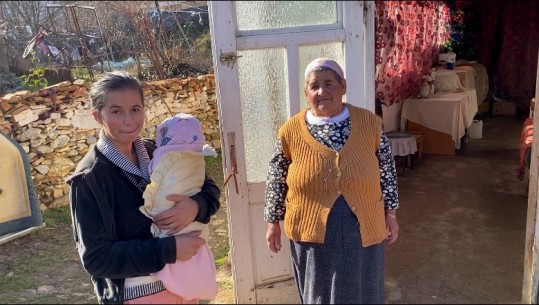 Familja me 12 anëtarë në Maliq strehohet në ish-kazermën e ushtrisë! Apeli i gjyshes Lefterie Beqiri përmes Report Tv: Dua një shtëpi për nipat e mbesat
